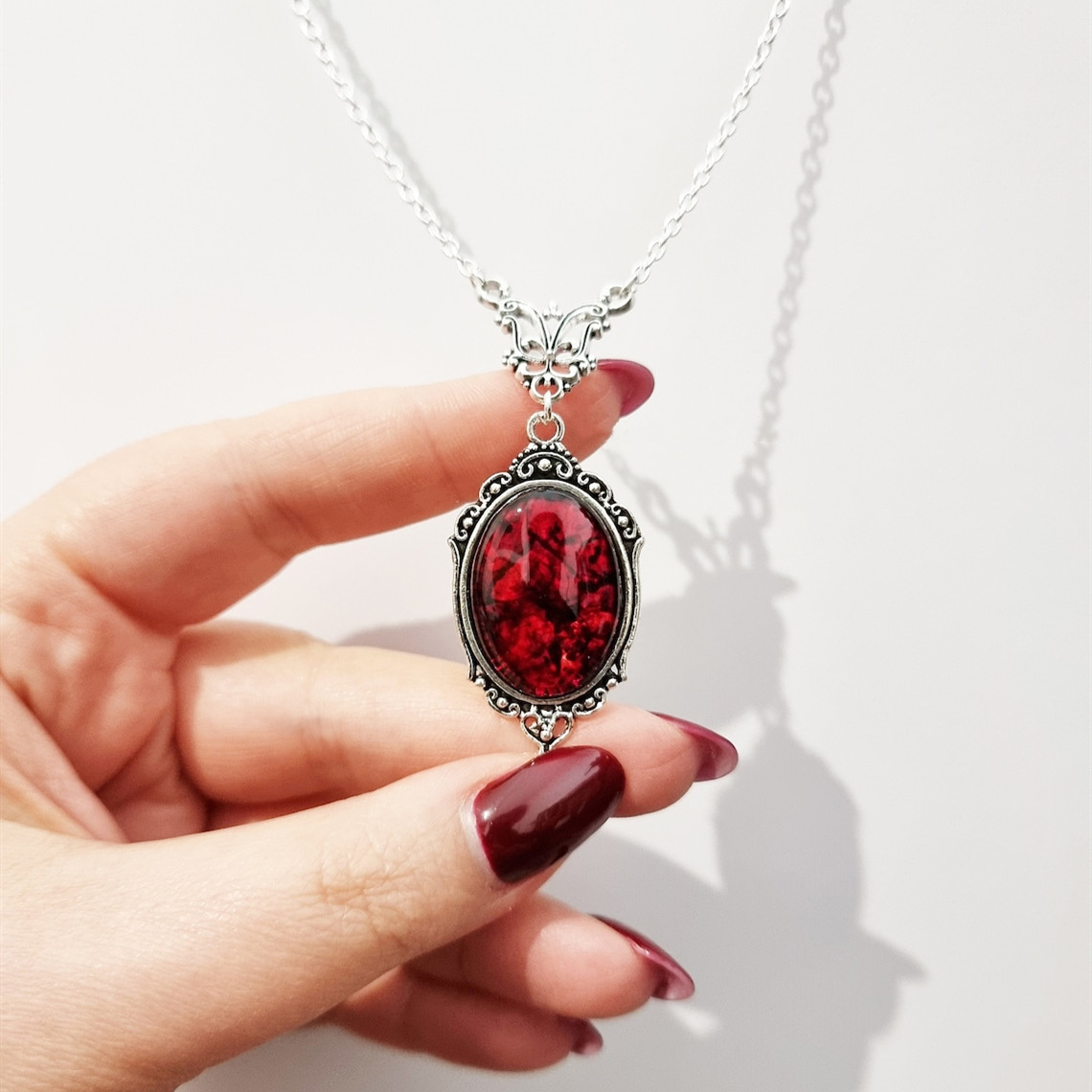 Vintage Gothic Blood Red Quart - Women'S Vampire Accessories のレビューと価格