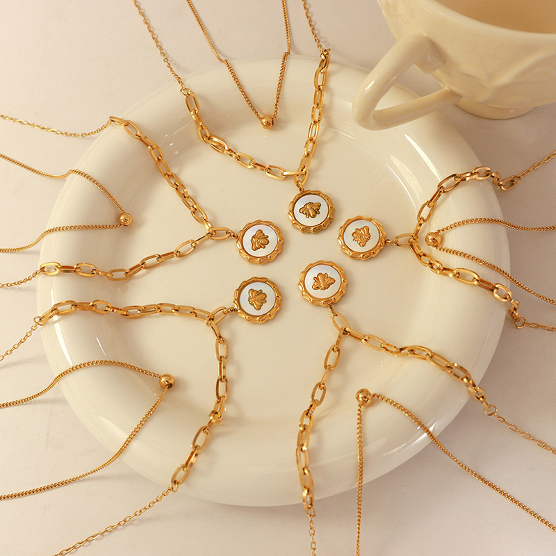 Versatile White Shell Little B - Layered Necklace Set のレビューと価格