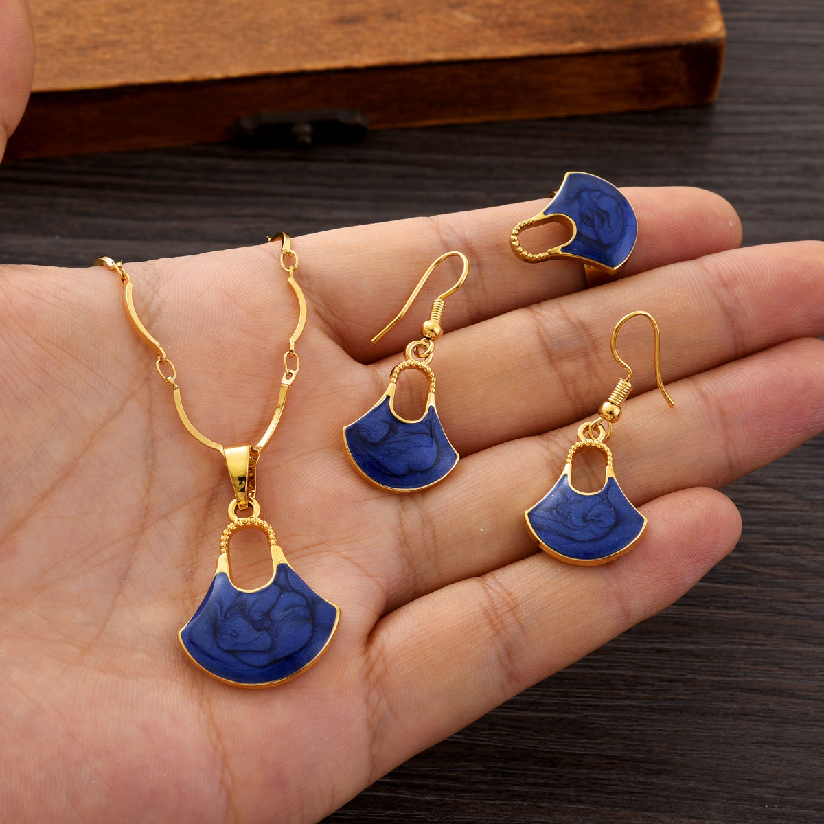 Fashion PNG Gold Color Jewelry - Women Accessories India のレビューと価格